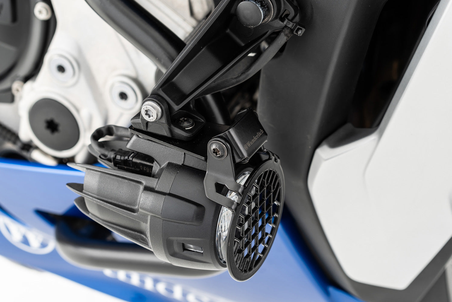 The high-quality, circular headlight protective grille covers the Nano additional headlight by over 100%