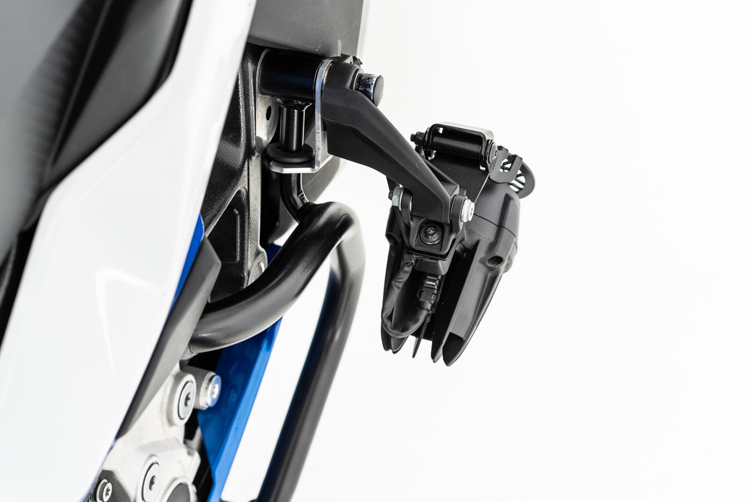 The high-quality, circular headlight protective grille covers the Nano additional headlight by over 100%