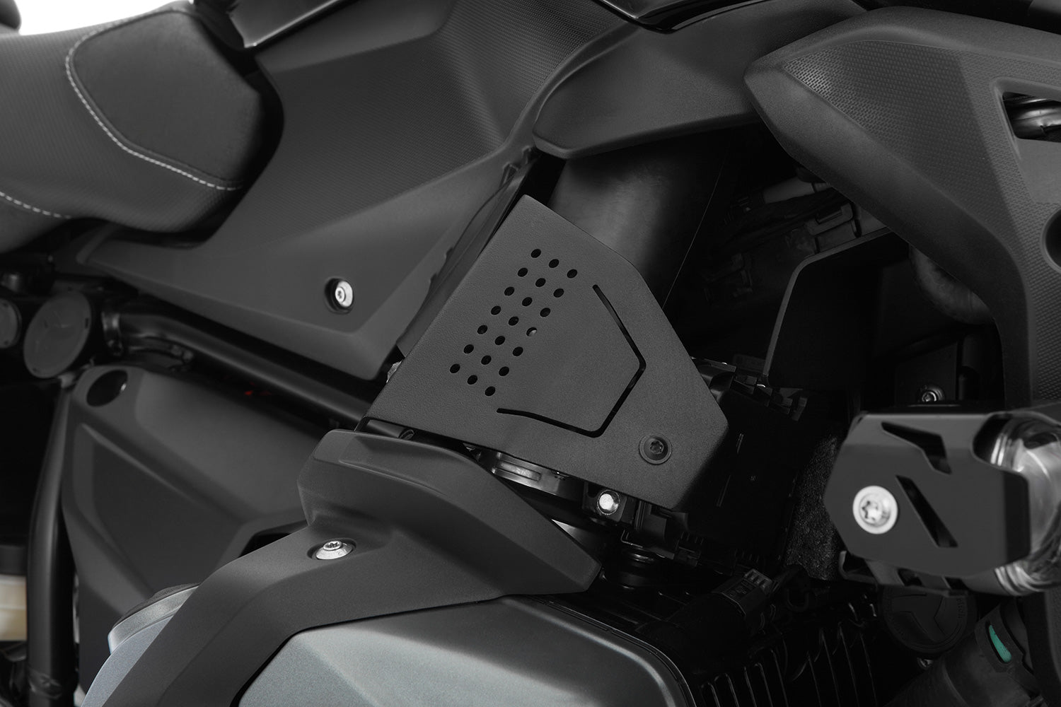 Reliable protection for vulnerable line connections, connectors, the throttle sensor and the injector tube