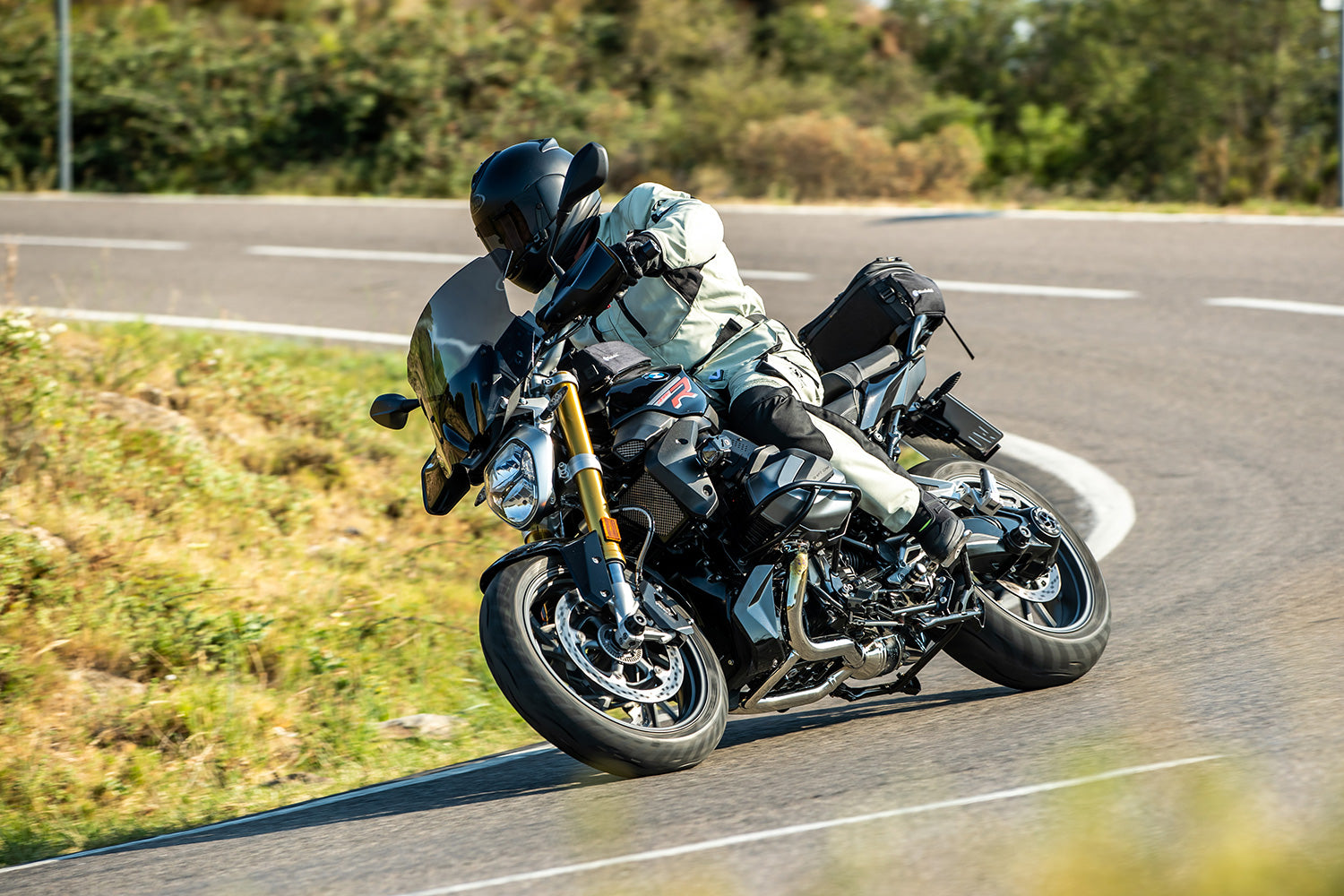 Reliable protection for vulnerable line connections, connectors, the throttle sensor and the injector tube