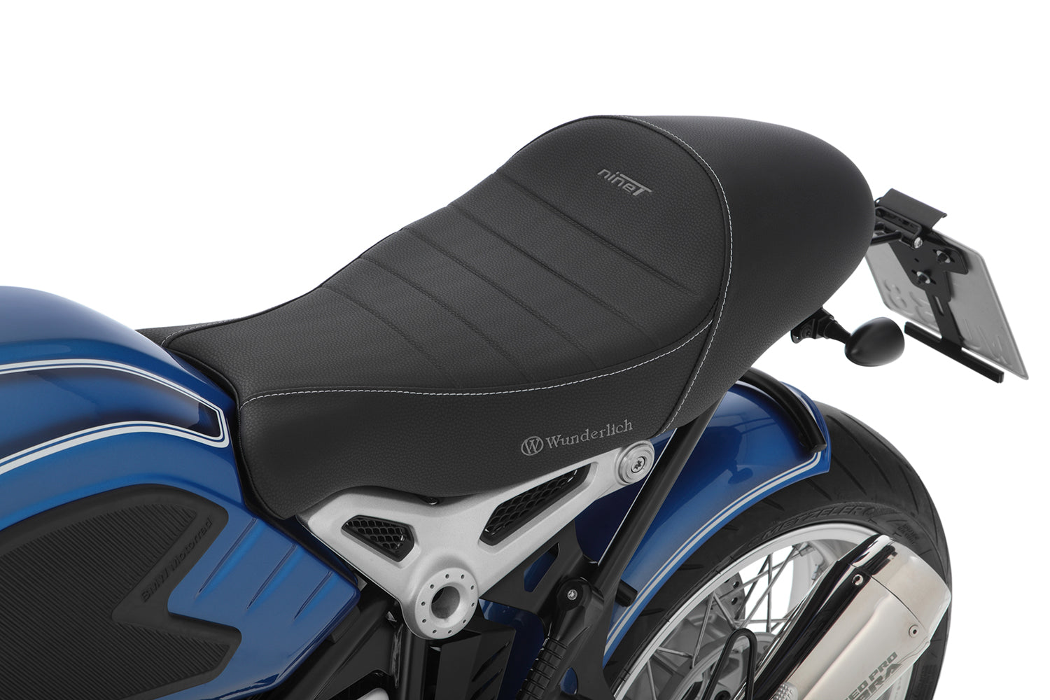 The lower part of this sporty seat follows the contour of the R nineT frame.