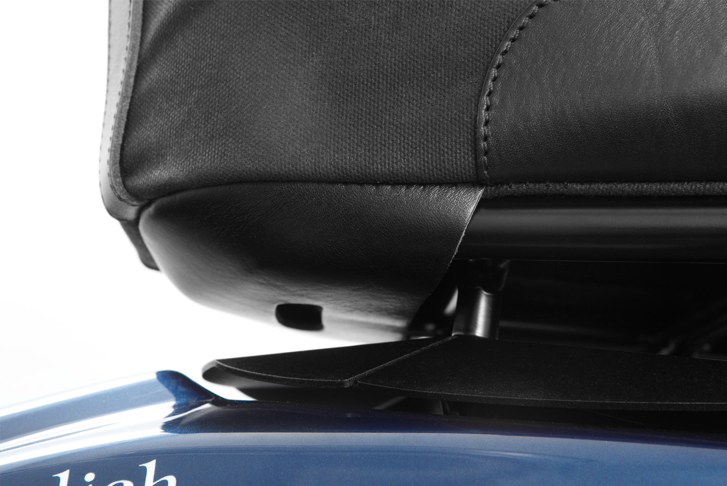 Fits perfectly to the passenger luggage carrier ✔ Premium components ✔ Integrated design ➜ Order now