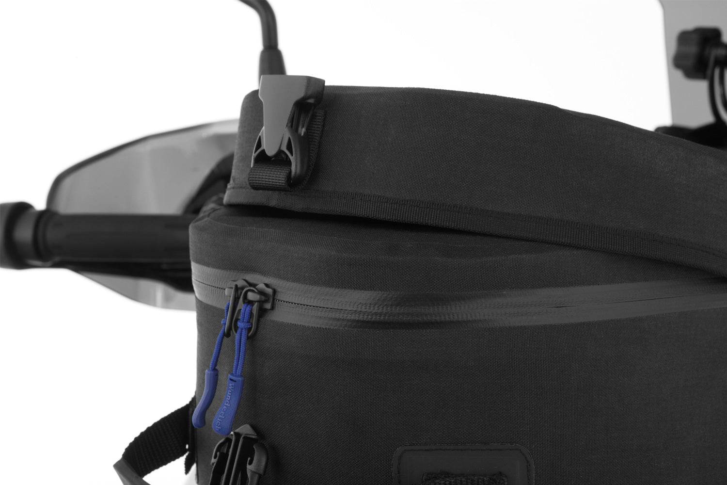 Our compact tank bag is the ideal solution for everyday travel but also for tours over a day or multiple days