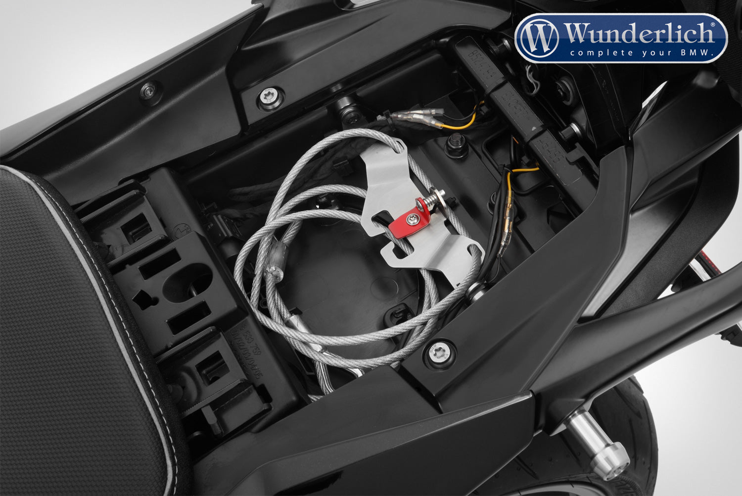 A secure yet easy-to-use handy helmet lock for the R 1250 R.