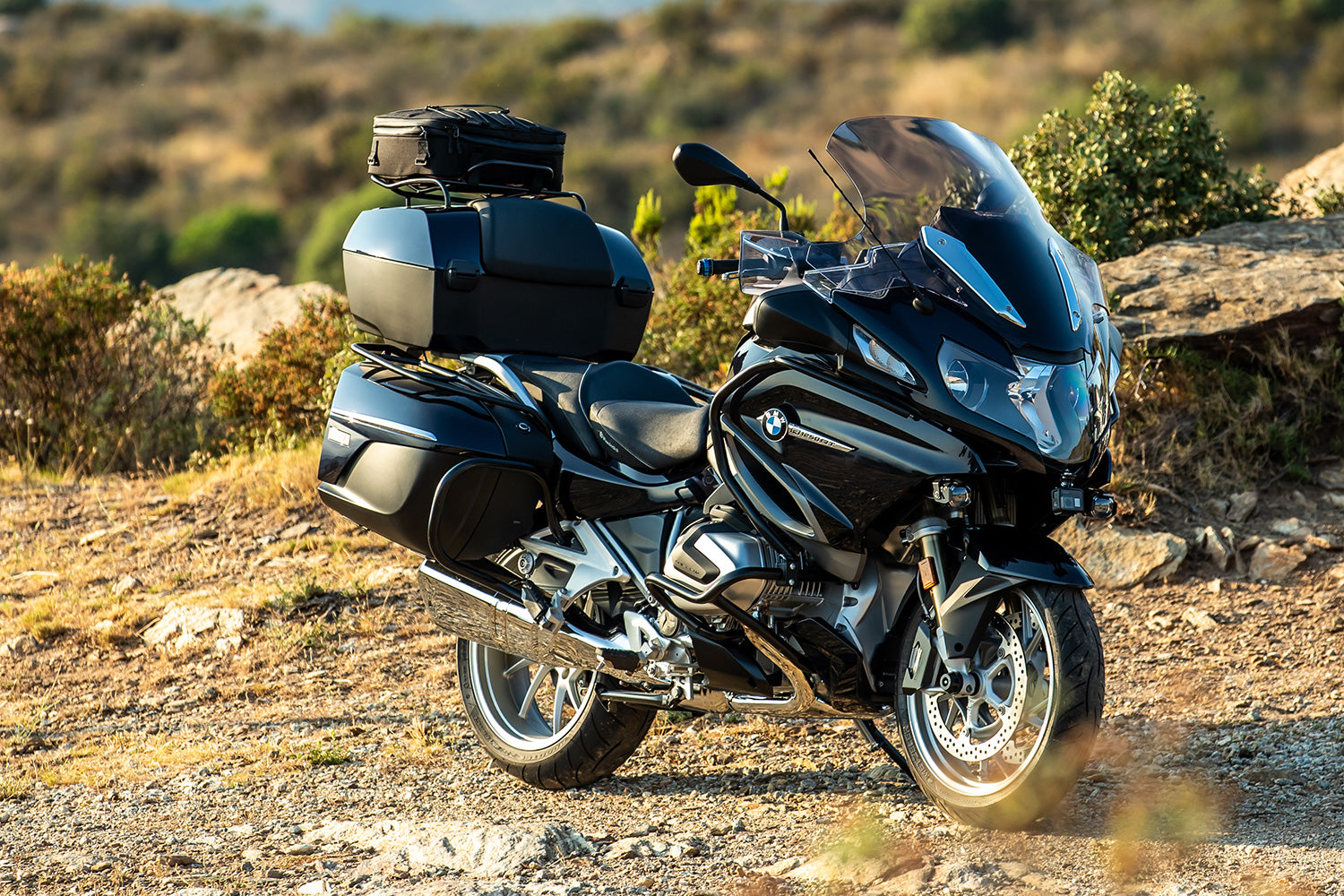 A secure yet easy-to-use handy helmet lock for the R 1250 RT
