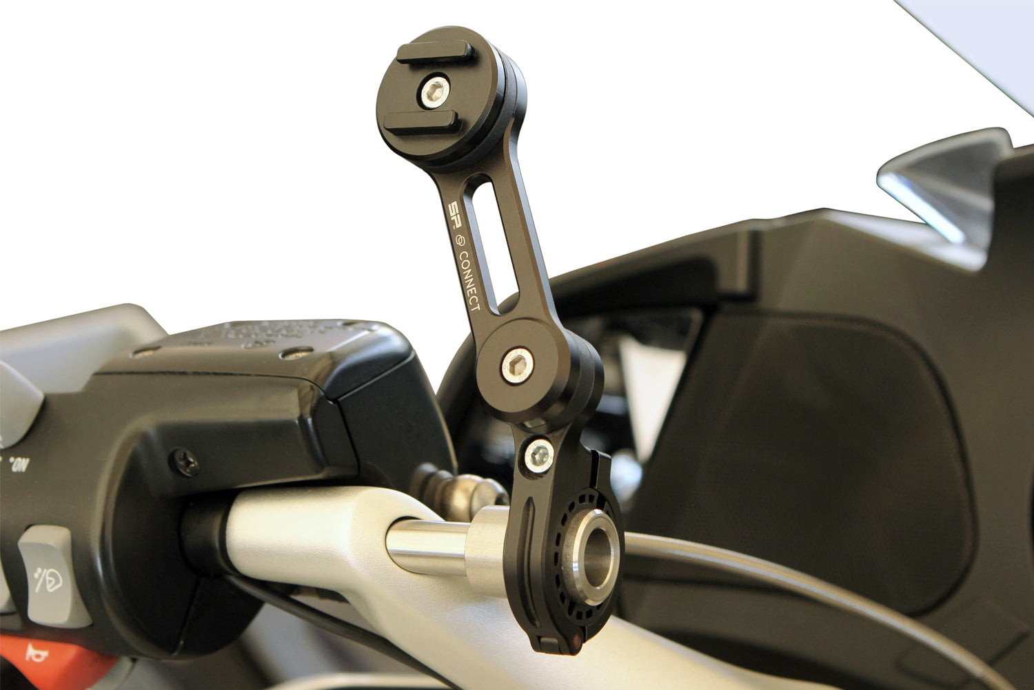 This adapter lengthens the handlebar mount to the middle of the fork brace.