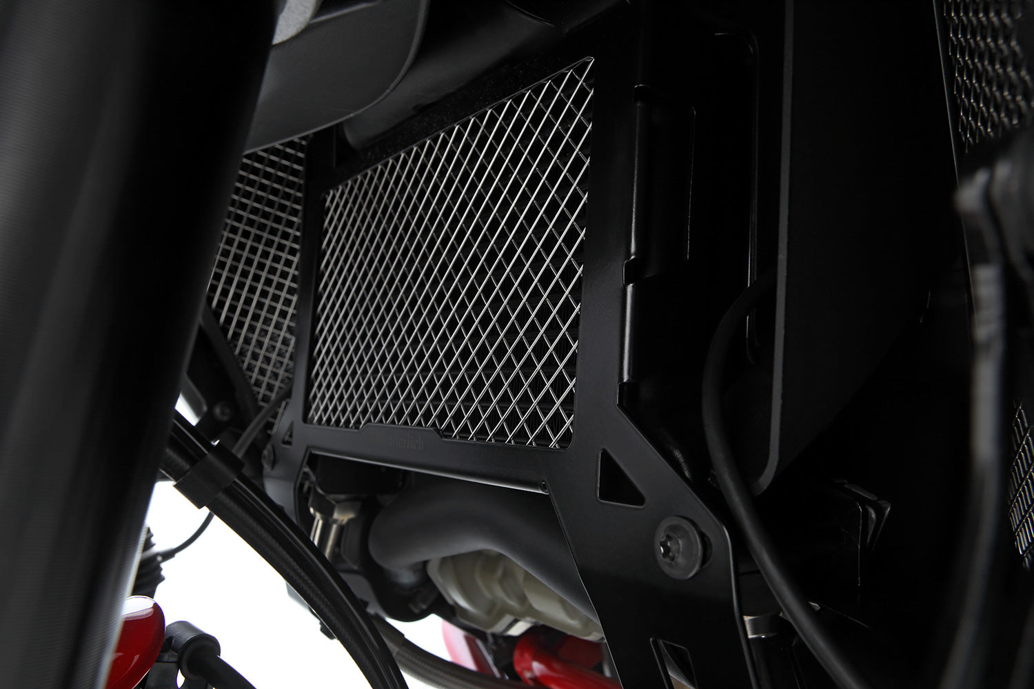 Prevents damage and heavy dirt from foreign bodies thrown up by the front wheel