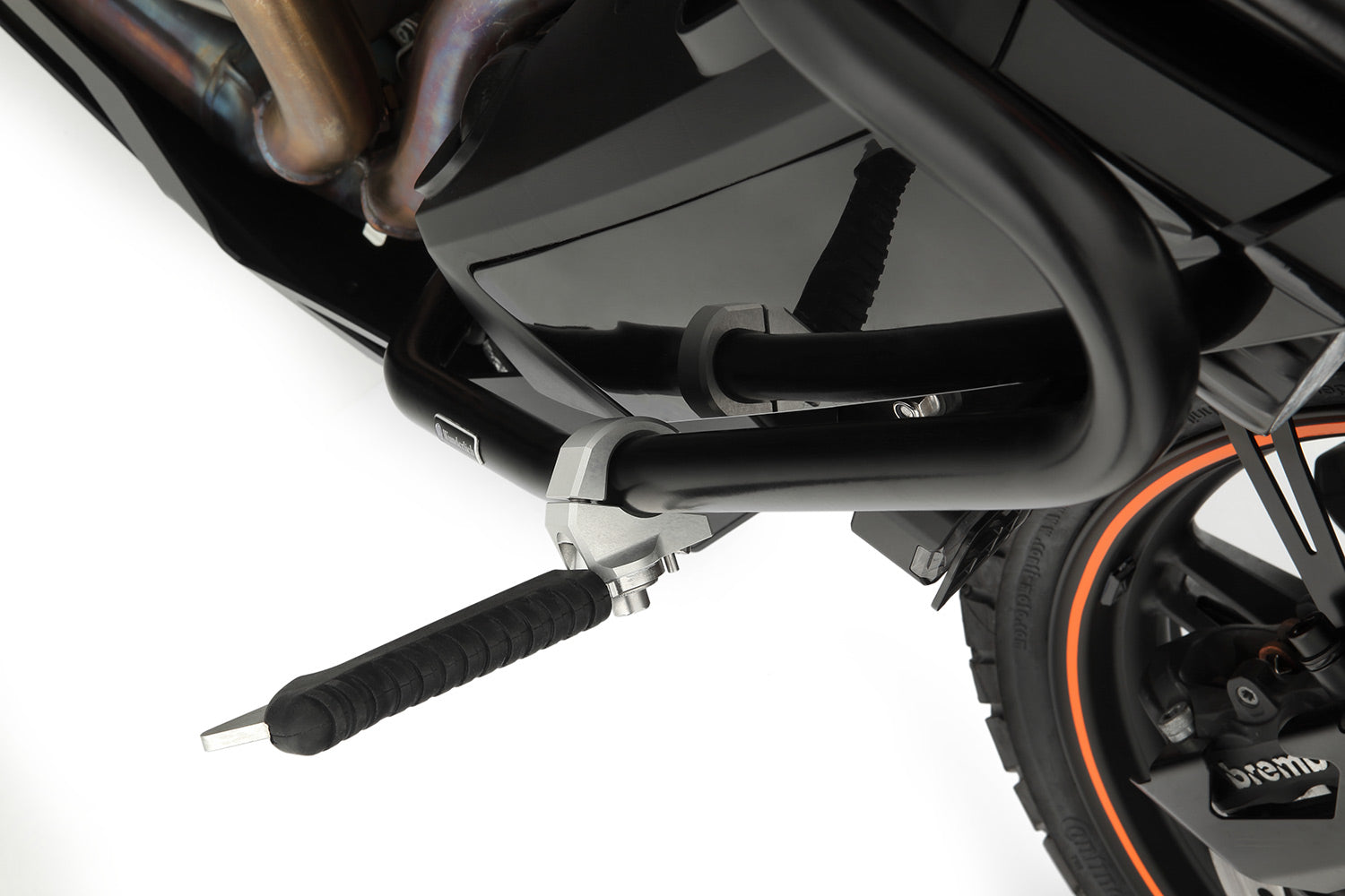 The practical and comfortable crash bar foot rests allow relaxed riding, even on long trips.