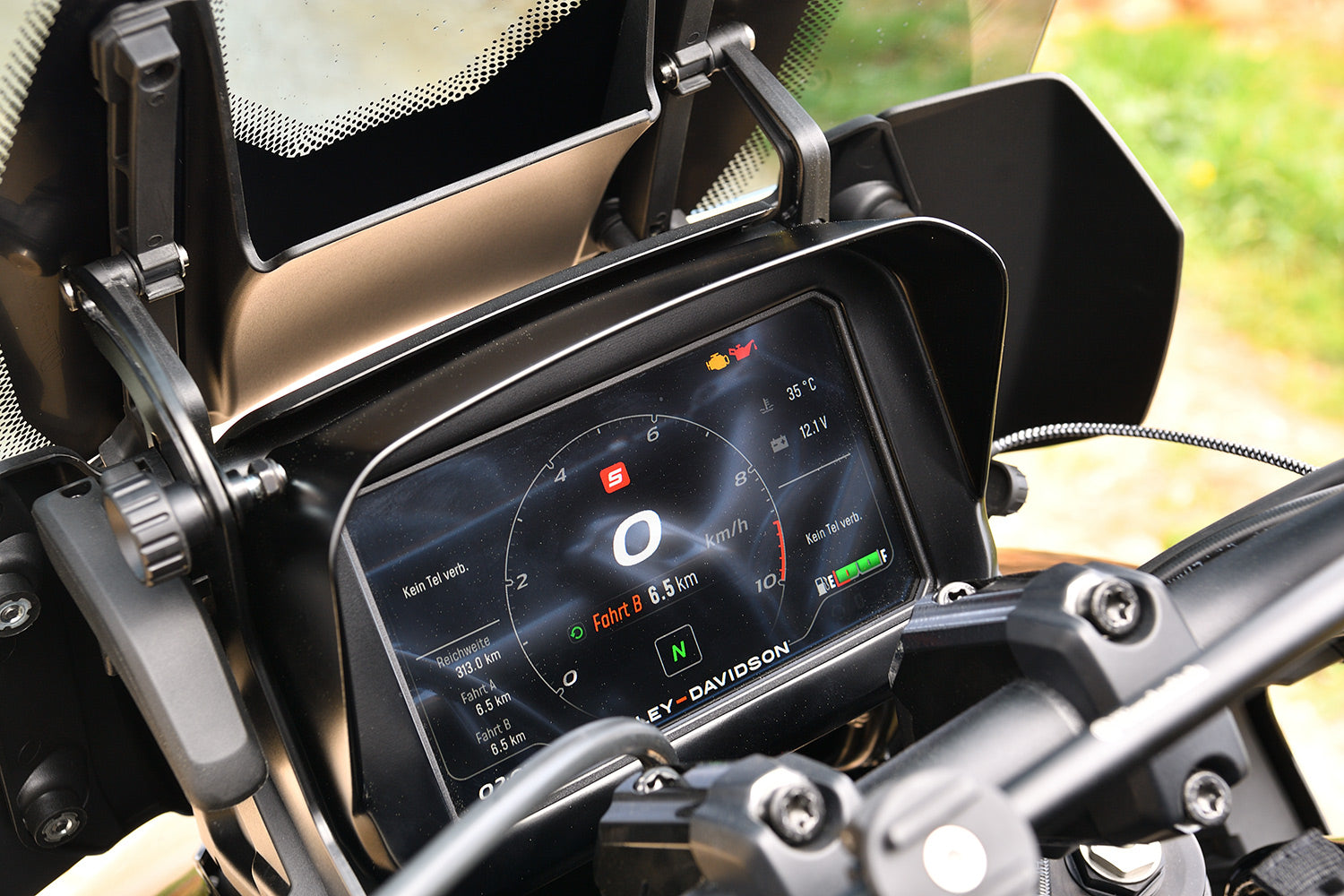 With this high-quality glare shield for the PanAmerica Touchscreen-Display, the display stays easily readable even when the sun is low