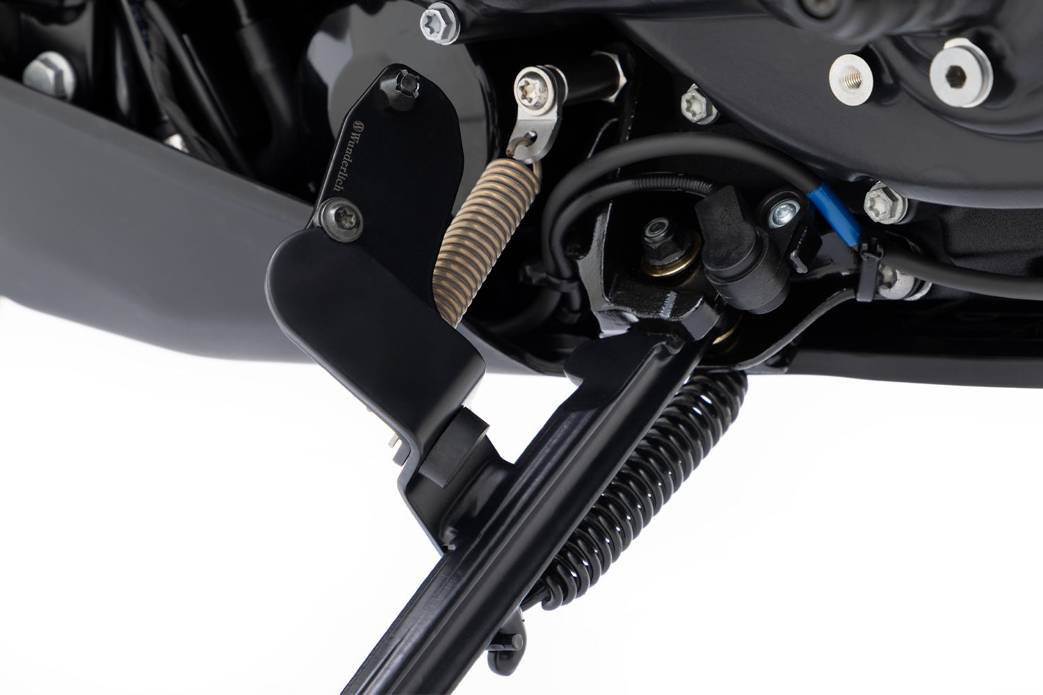 Enlarges the operating area of the side stand and makes it much easier and more ergonomic to fold out.
