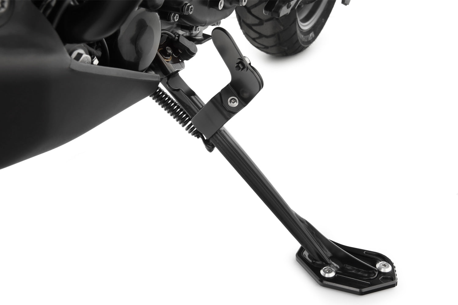 Enlarges the operating area of the side stand and makes it much easier and more ergonomic to fold out.