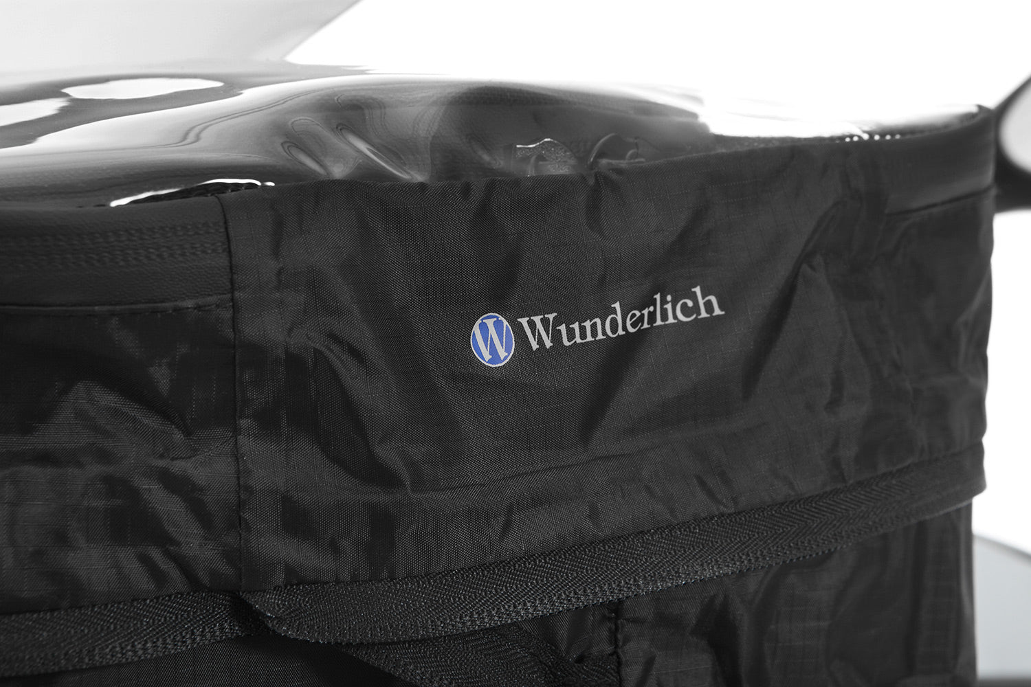 The universal Wunderlich Vario rain cover reliably protects your tank bag and sensitive items inside, even in heavy rain.