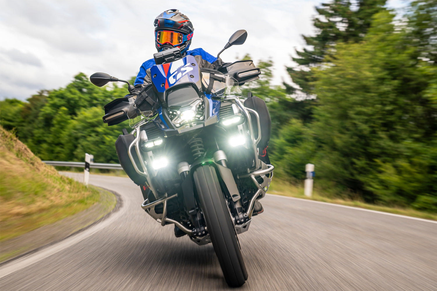 Extremely robust, bright, and equipped with foldable protective grilles - ✔ Premium components ✔ Integrated design