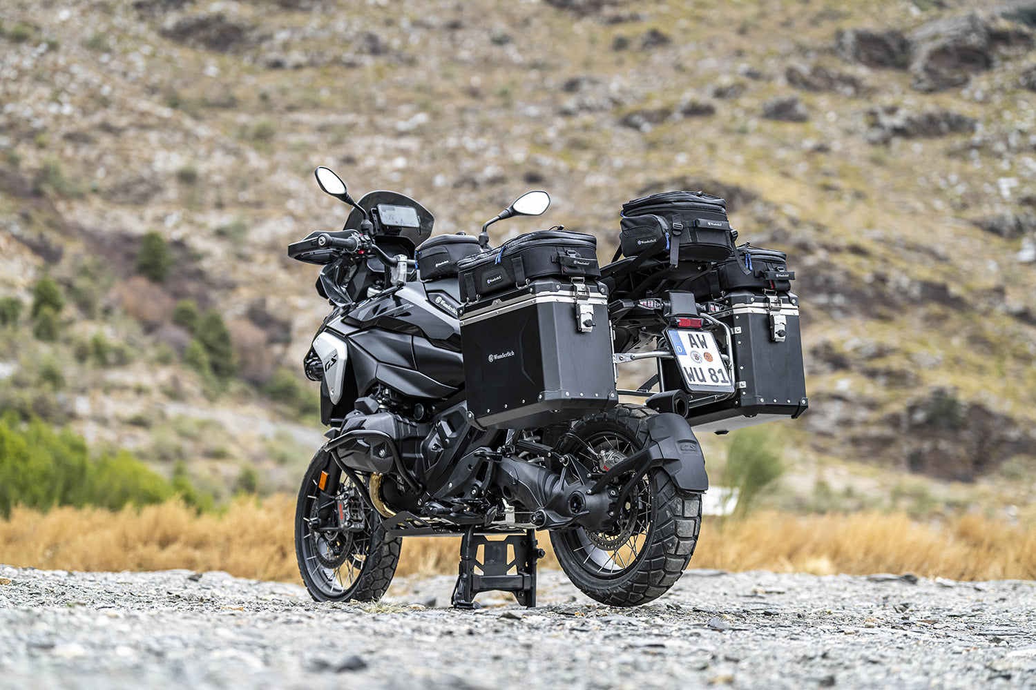 Our fitted BagPacker II case top bags attach to the side cases.
