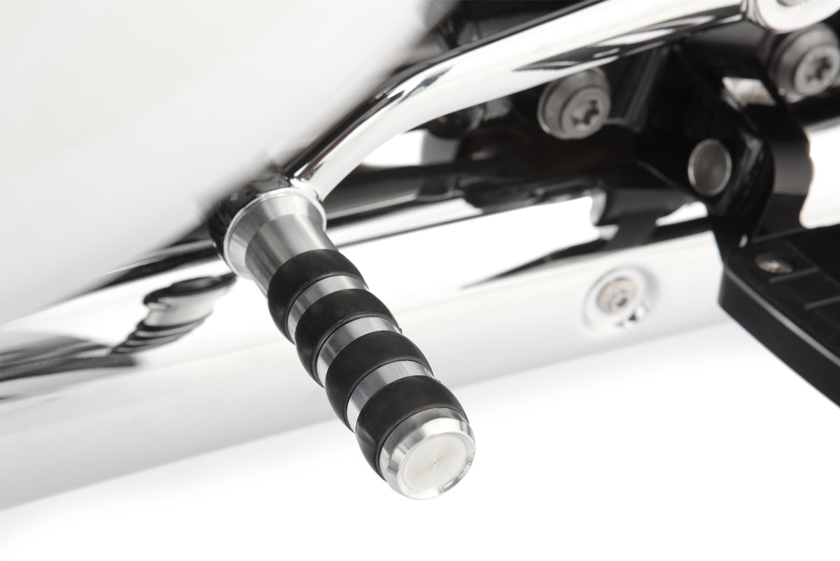 Our gear-shifter extension replaces the series standard lever. At 85 mm, it’s a less more than 20% longer (!) than the original.