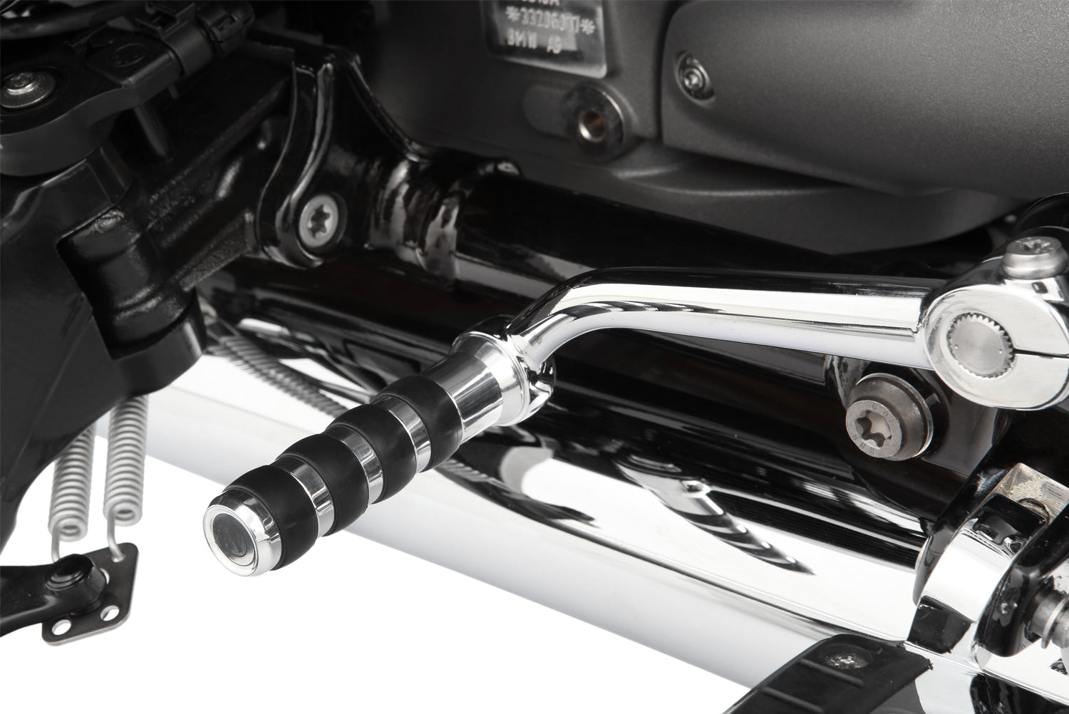 Our gear-shifter extension replaces the series standard lever. At 85 mm, it’s a less more than 20% longer (!) than the original. 