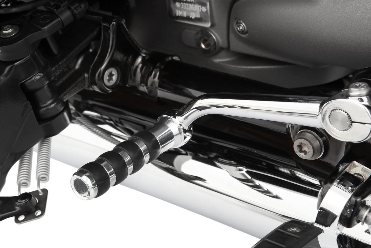 Our gear-shifter extension replaces the series standard lever. At 85 mm, it’s a less more than 20% longer (!) than the original.