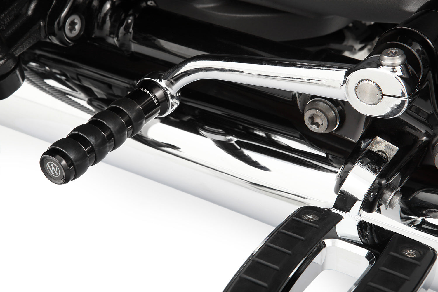 Our gear-shifter extension replaces the series standard lever. At 85 mm, it’s 30% longer (!) than the original. 