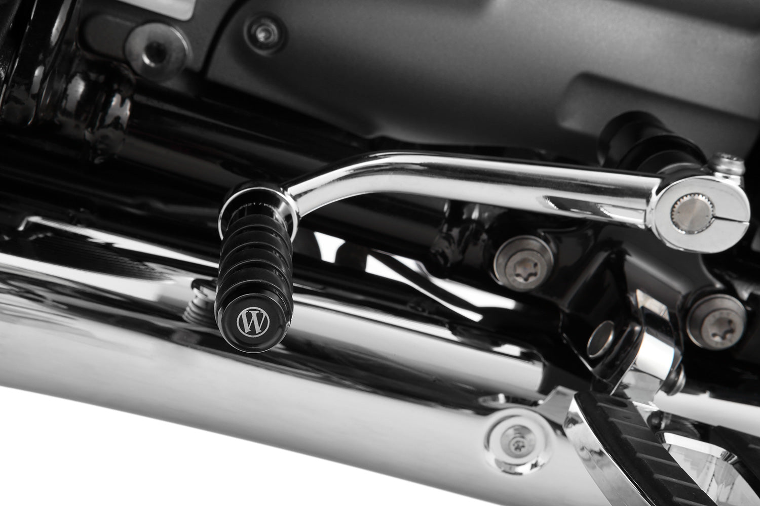 Our gear-shifter extension replaces the series standard lever. At 85 mm, it’s 30% longer (!) than the original. 