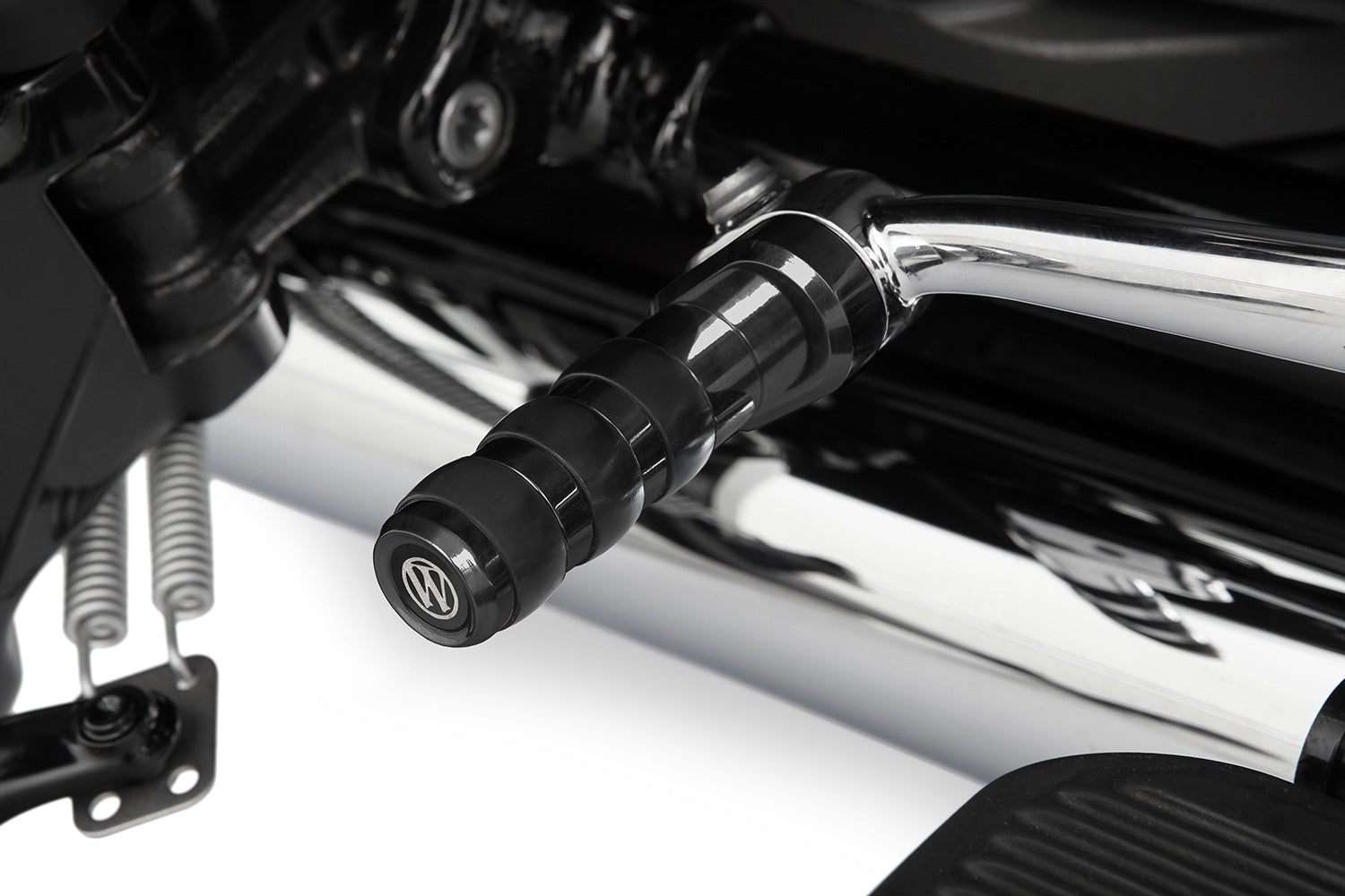 Our gear-shifter extension replaces the series standard lever. At 60 mm, it’s 50% longer (!) than the original.