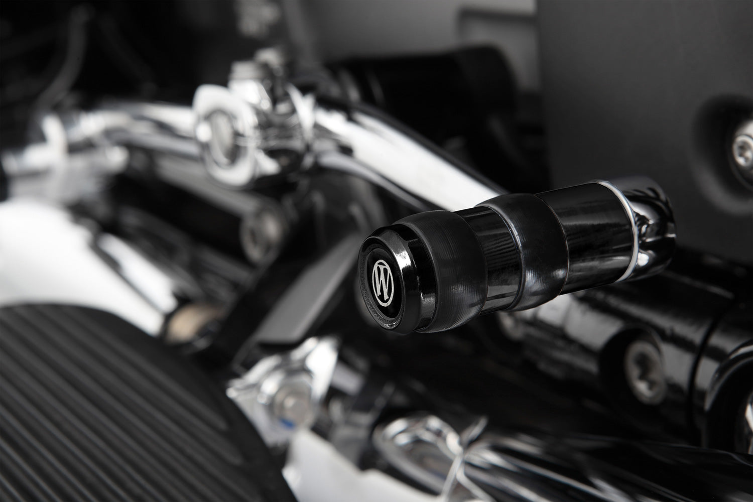 Our gear-shifter extension replaces the series standard lever. At 50 mm, it’s twice as long (!) as the original.