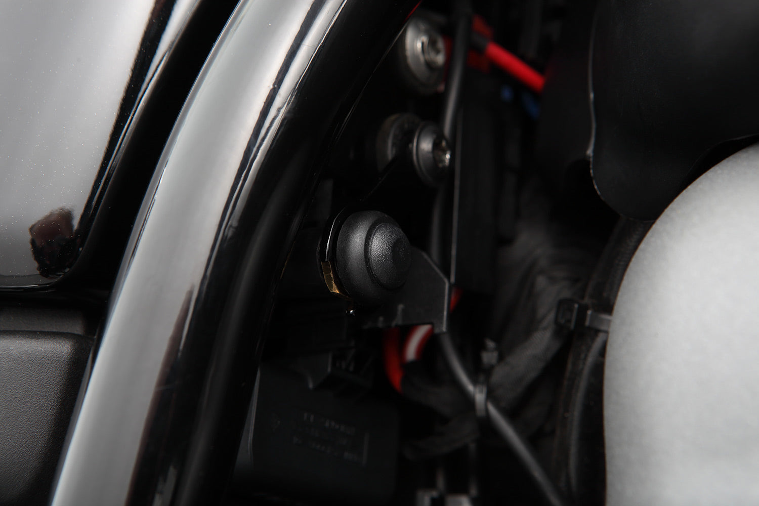 The rotating shaft of the cardan drive is effectively staged by the discreet lighting