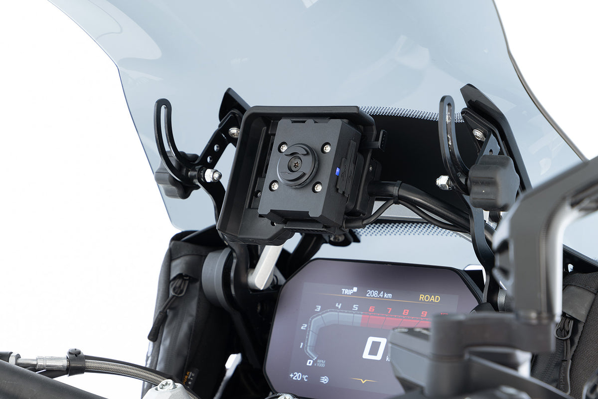 The charging box fits all BMWs with the factory-side BMW navigation preparation (Navigator V, VI)