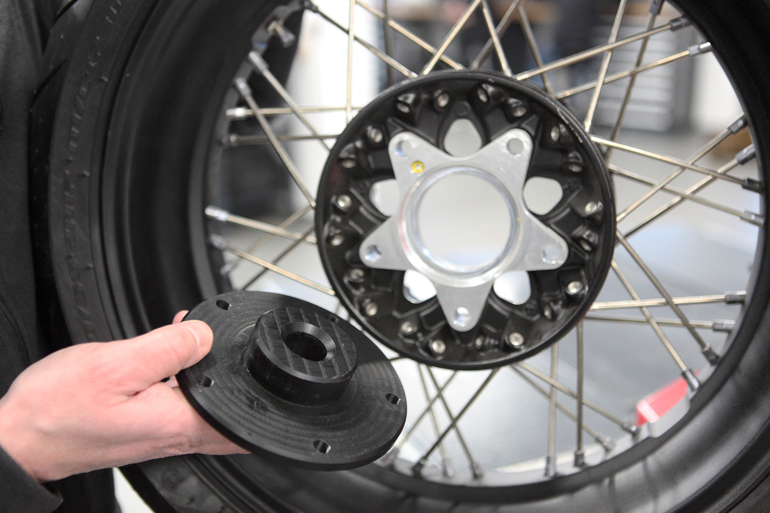 This means the 25 mm axles of standard balancers or balancing stands can be used