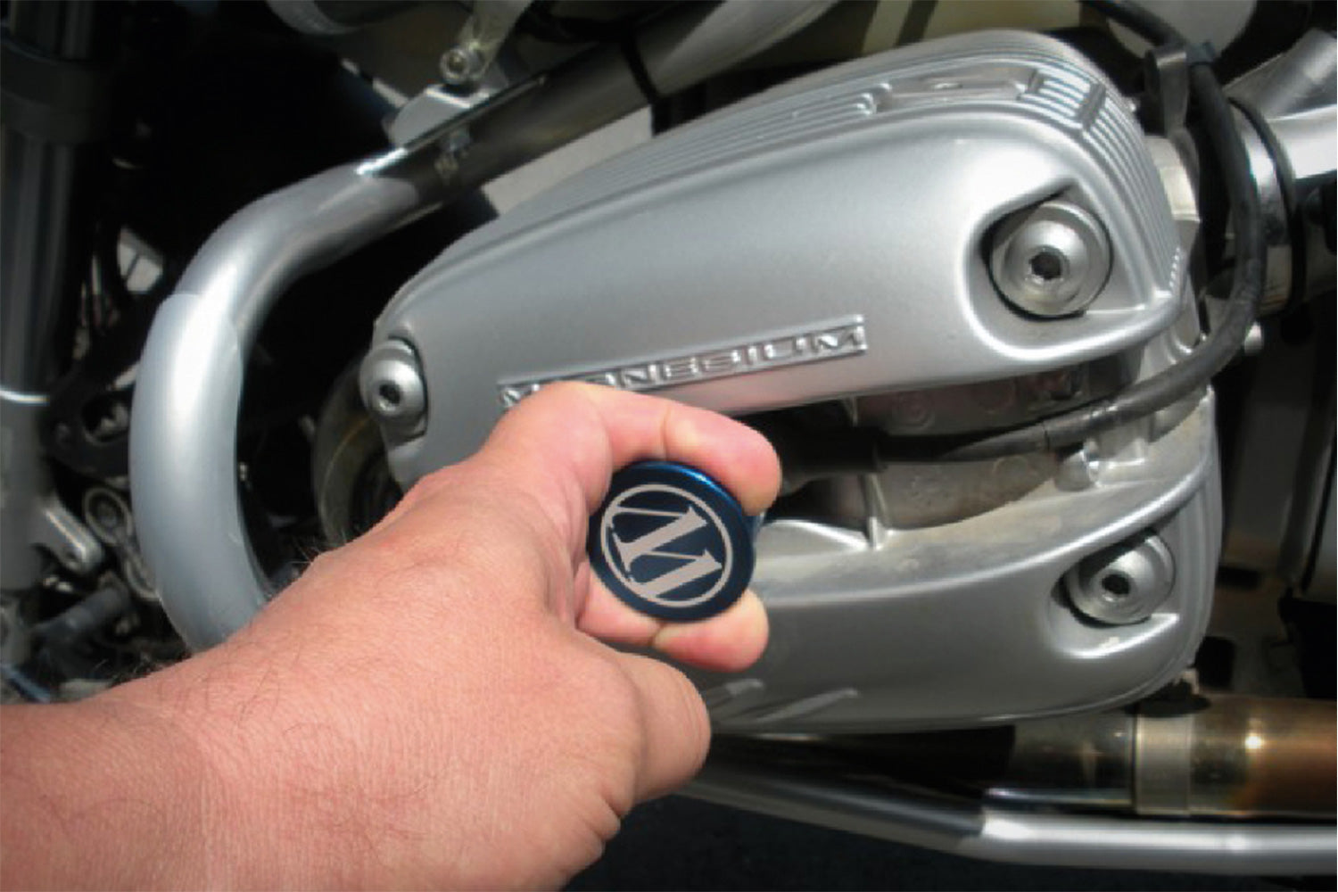 The Wunderlich spark plug tool allows a safe and easy removal of the spark plug cap (or HT coil) without risk of damage to the coil..