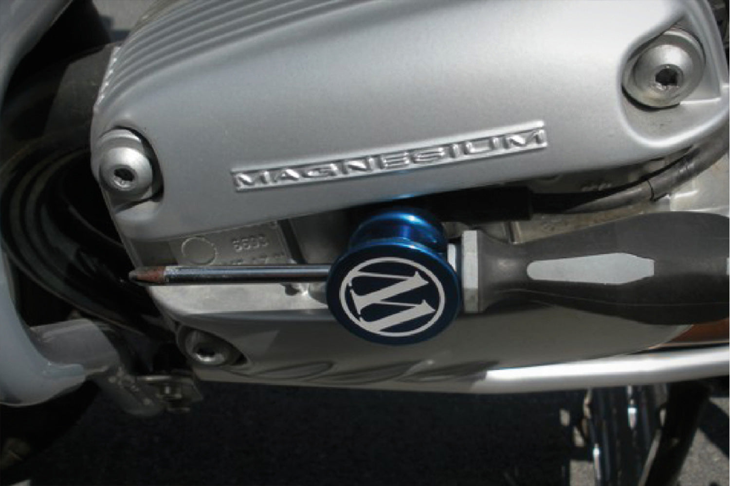 The Wunderlich spark plug tool allows a safe and easy removal of the spark plug cap (or HT coil) without risk of damage to the coil..