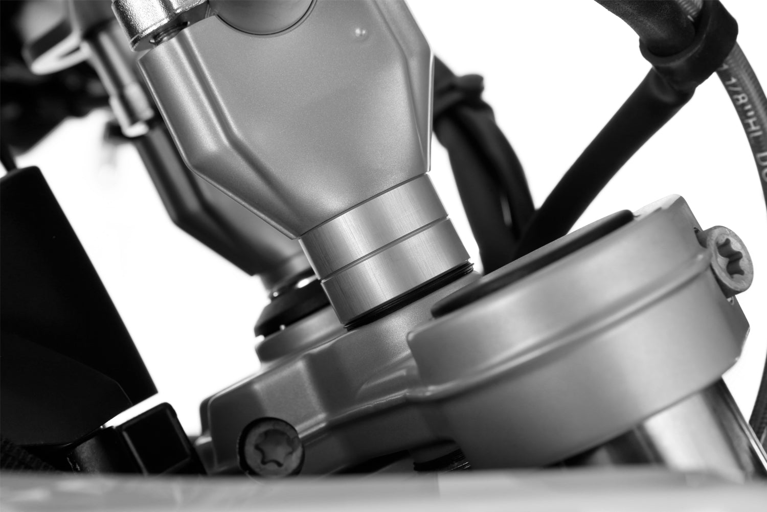 The 20 mm aluminium Wunderlich handlebar riser for F 650 | 700 | 800 GS provides better handling and a relaxed, upright position.