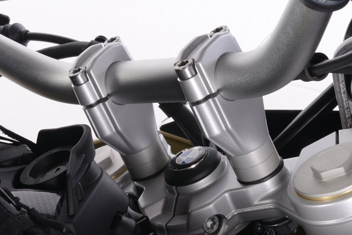 The 20 mm aluminium Wunderlich handlebar riser for F 650 | 700 | 800 GS provides better handling and a relaxed, upright position.