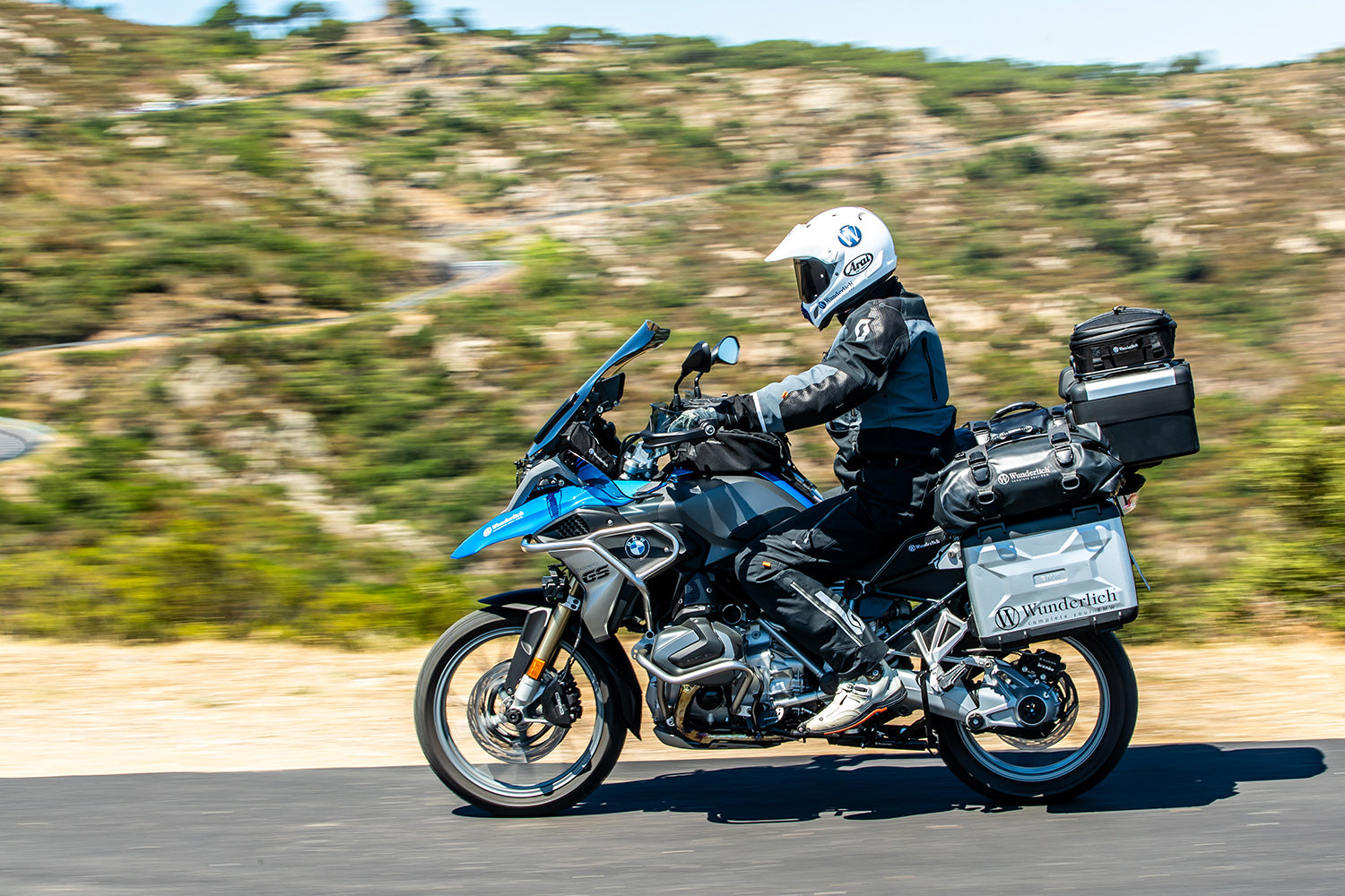 Foldable head light grille from Wunderlich provides effective protection for your bmw R 1200/1250 GS LC Adv. headlight protection.