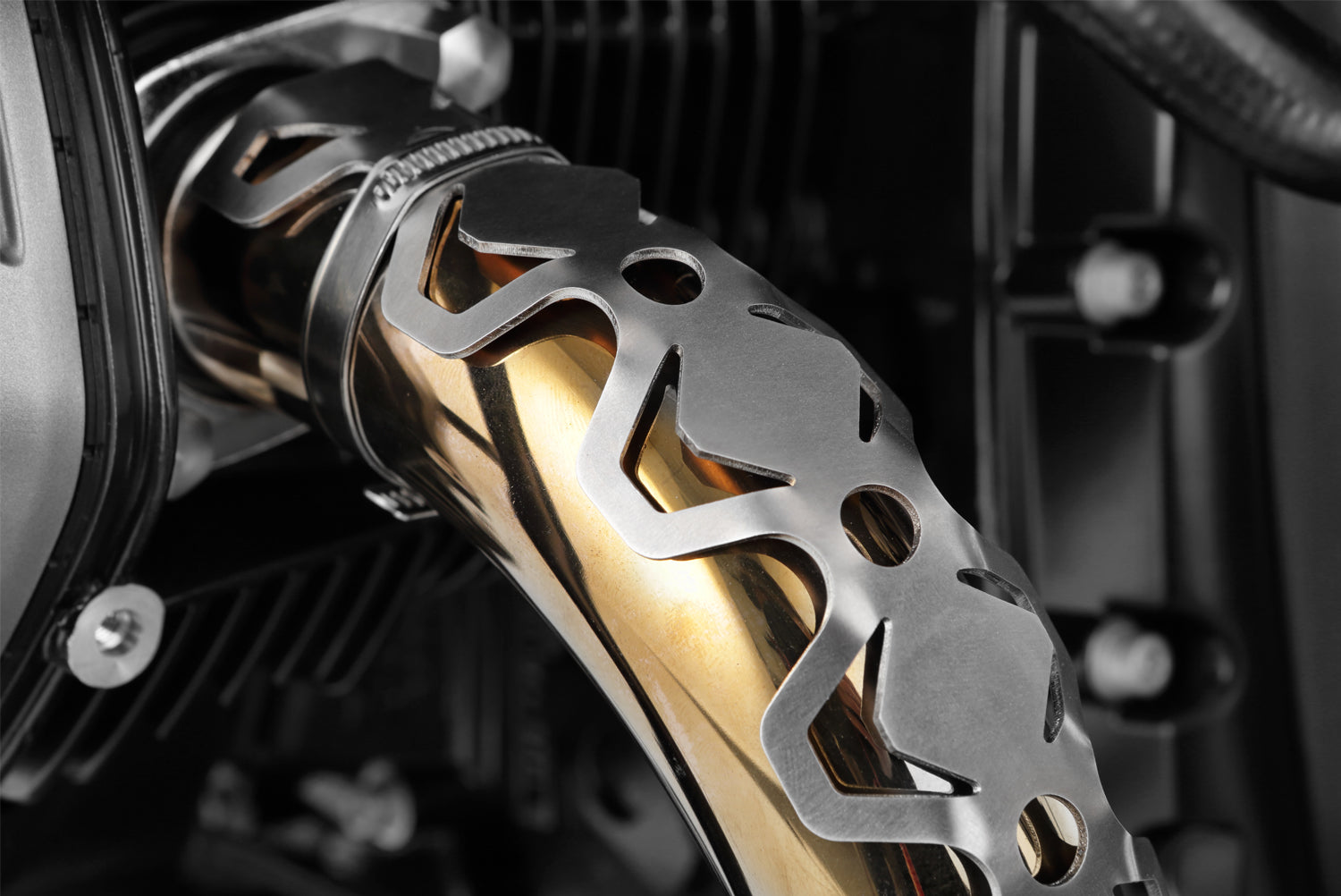 The protector for the R 1200 GS exactly matches the round radius of the header pipe assembly, made from aluminium.