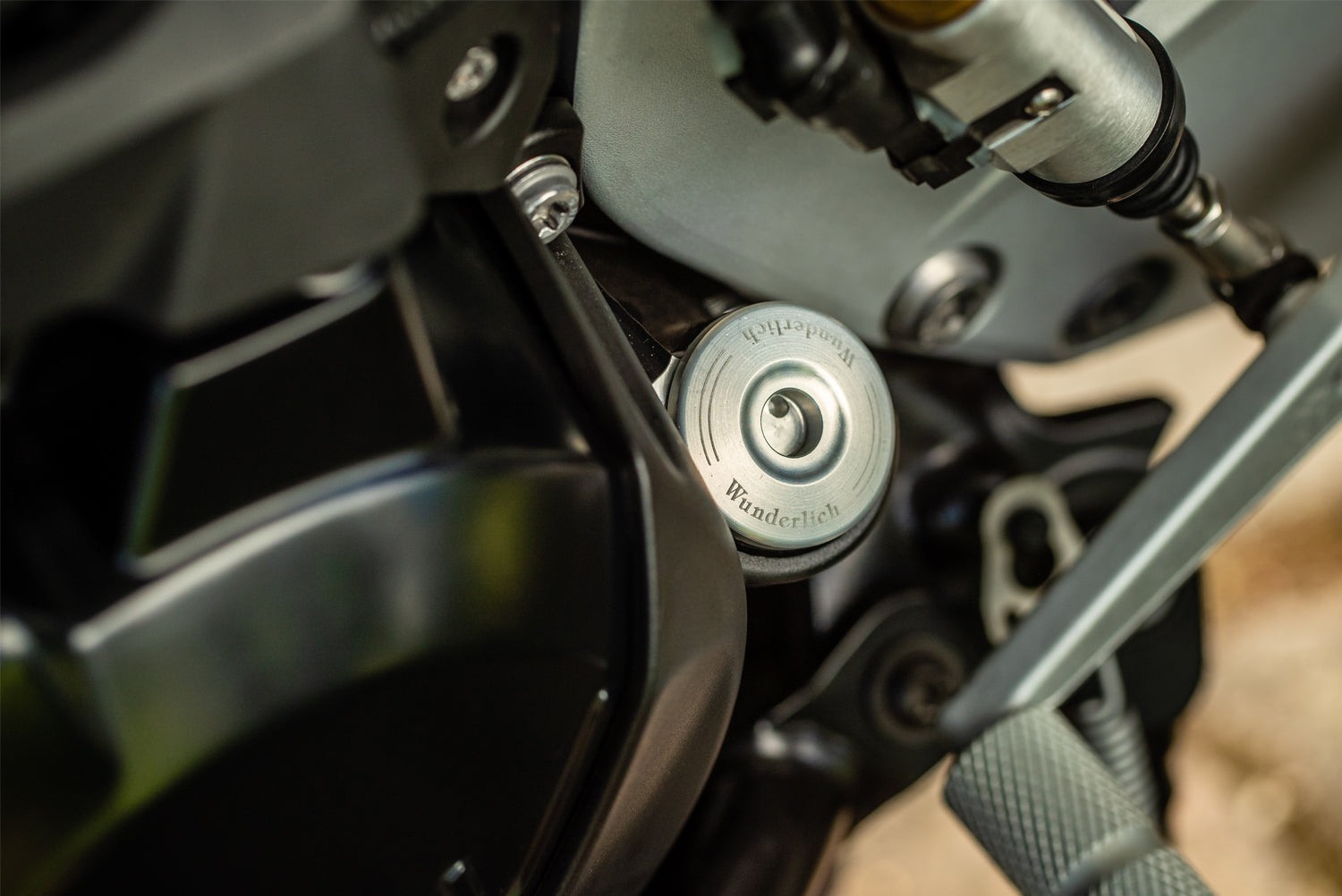 Lockable oil plug with discreet, single-piece design, with zero mechanism