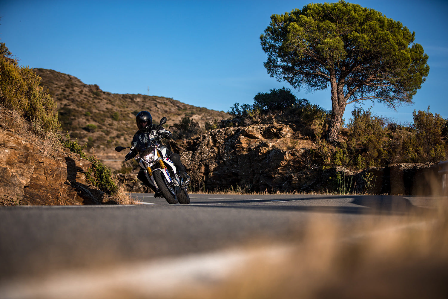These hand guards offer maximum protection from cold, rain, or dirt.