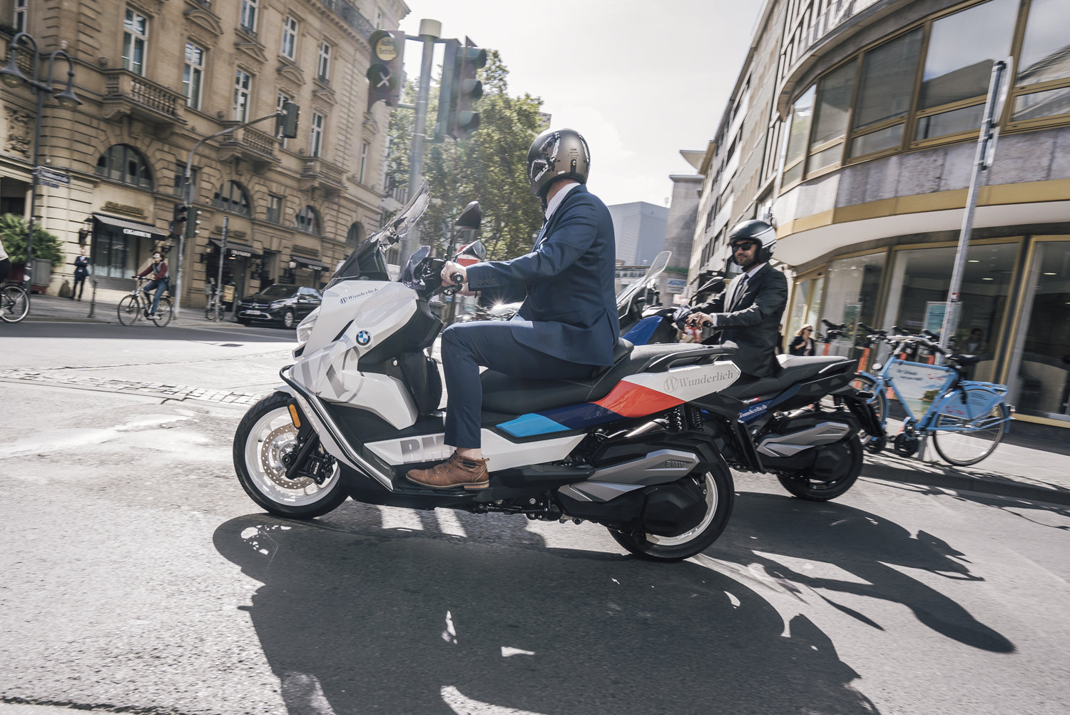 Hand guards BMW Scooter C 400 GT,  C 400 X For a long time, the use of Hand guards was reserved exclusively for off-road machines.