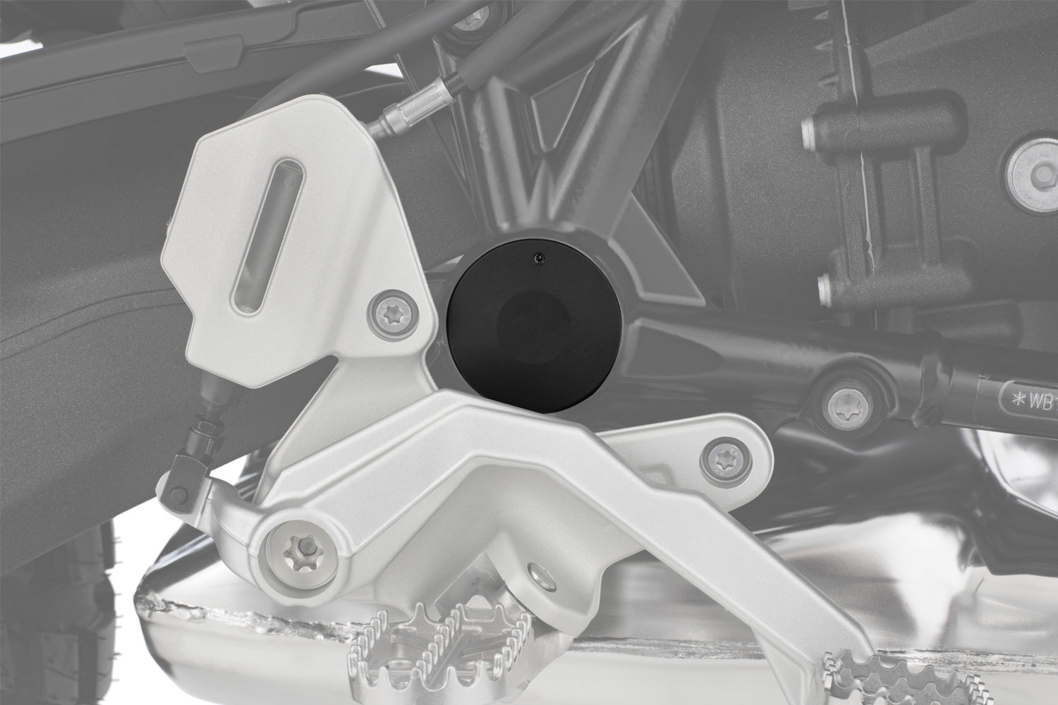 With the silver swingarm pivot covers Classic the large cavities of the swing arm pivot of the R nineT are permanently protected. 