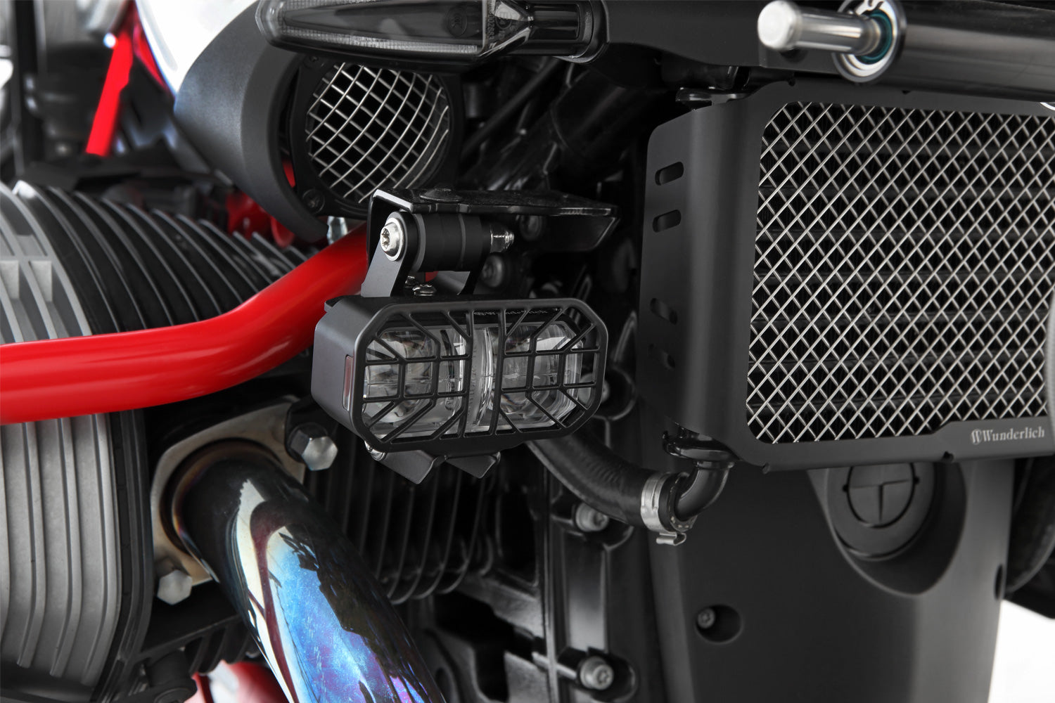 With a full 2 x 4000, so a total of 8000 lumen, they provide four times the luminous flux of conventional auxiliary headlights
