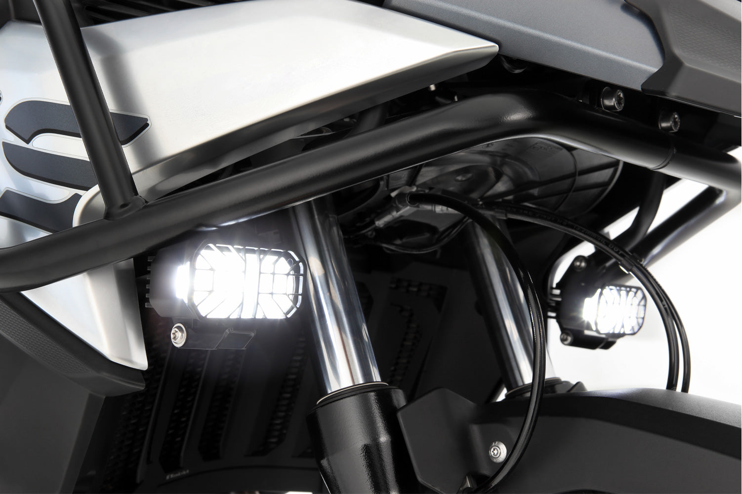 With a full 2 x 4000, so a total of 8000 lumen, they provide four times the luminous flux of conventional auxiliary headlights