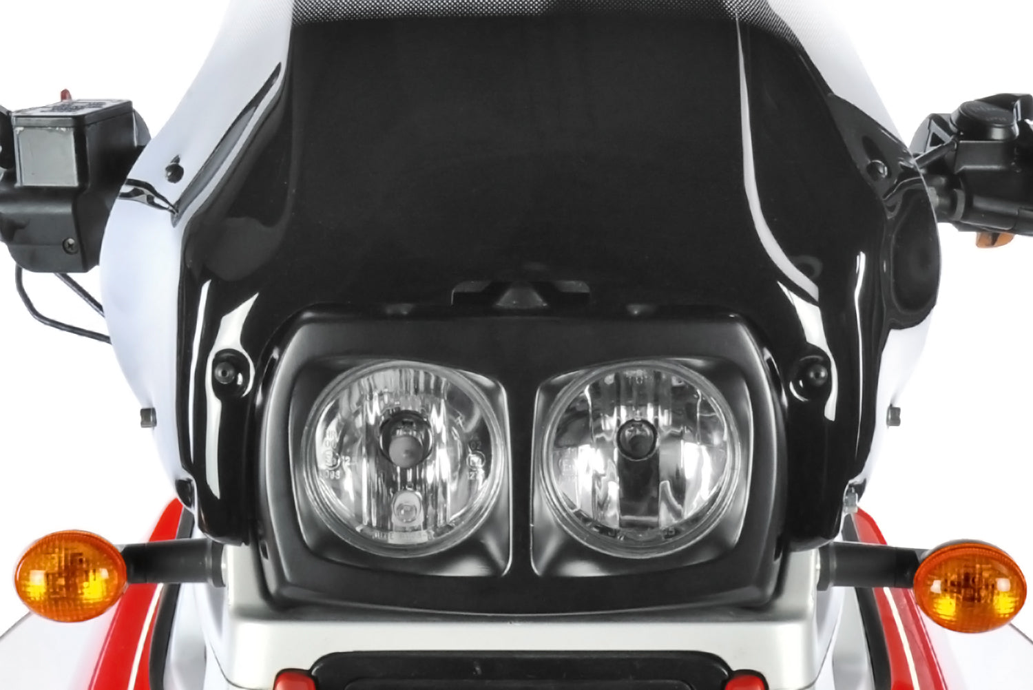 This double headlight for the R 850 | 1150 GS gives a clever transition from the square headlight coverto the deep-set round headlights.