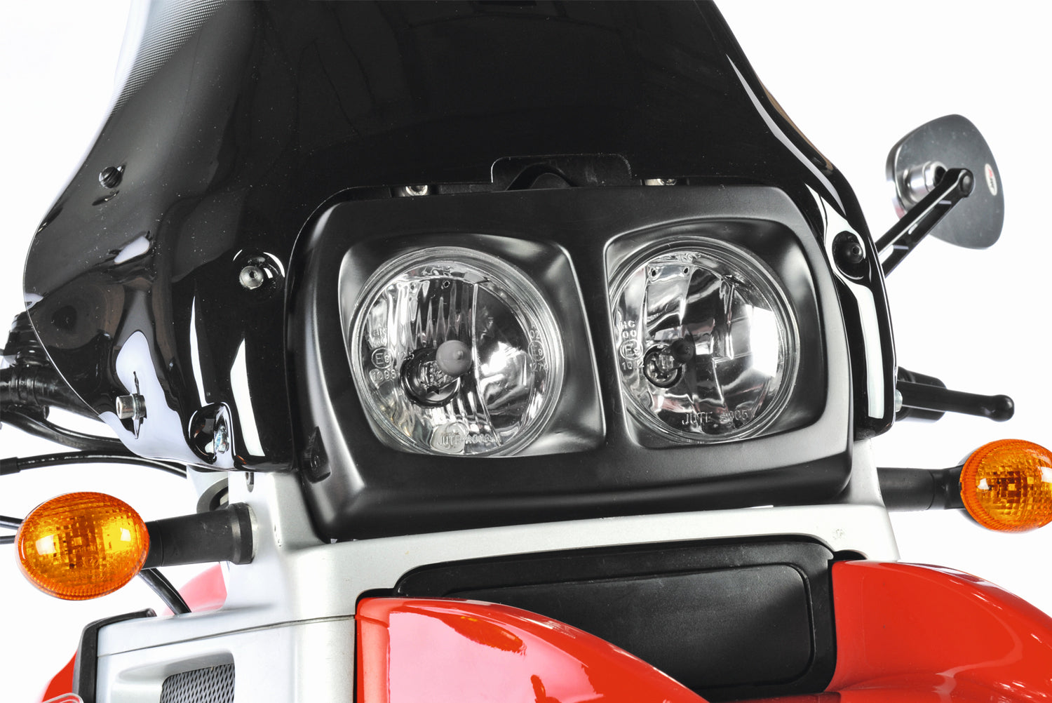 This double headlight for the R 850 | 1150 GS gives a clever transition from the square headlight coverto the deep-set round headlights.