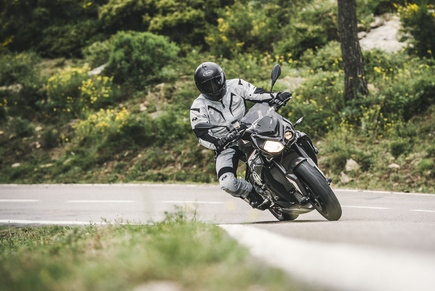 These self adhesive carbon look covers fit easily onto the BMW motorcycle filler cap and improve the look of your motorcycle.