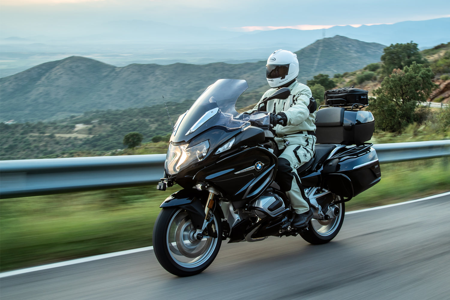 Wunderlich Touring Screen  R 1200/1250 RT LC clear. A luxury touring screen for Tourers. Optimal relief of head, upper body and shoulders.