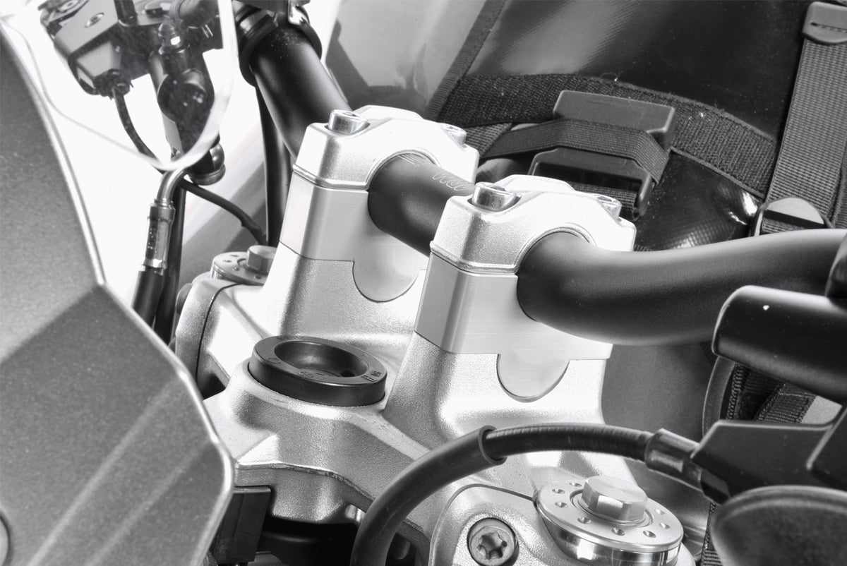 The 25mm aluminium Wunderlich handlebar riser for F 800 R provides better handling and a relaxed, upright position.