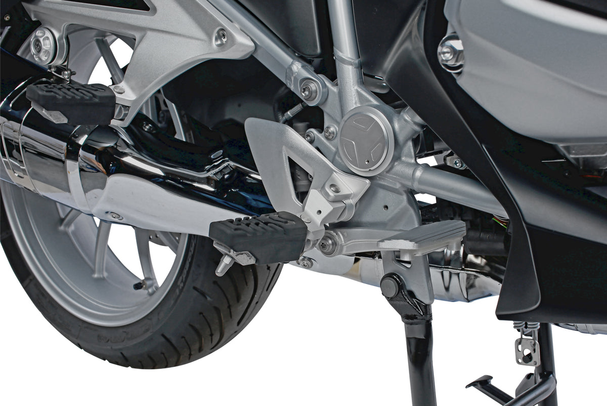 ERGO Footrest lowering for R1200RT offers a relaxed seating position and reduced the knee angle. Machined from solid aluminium.
