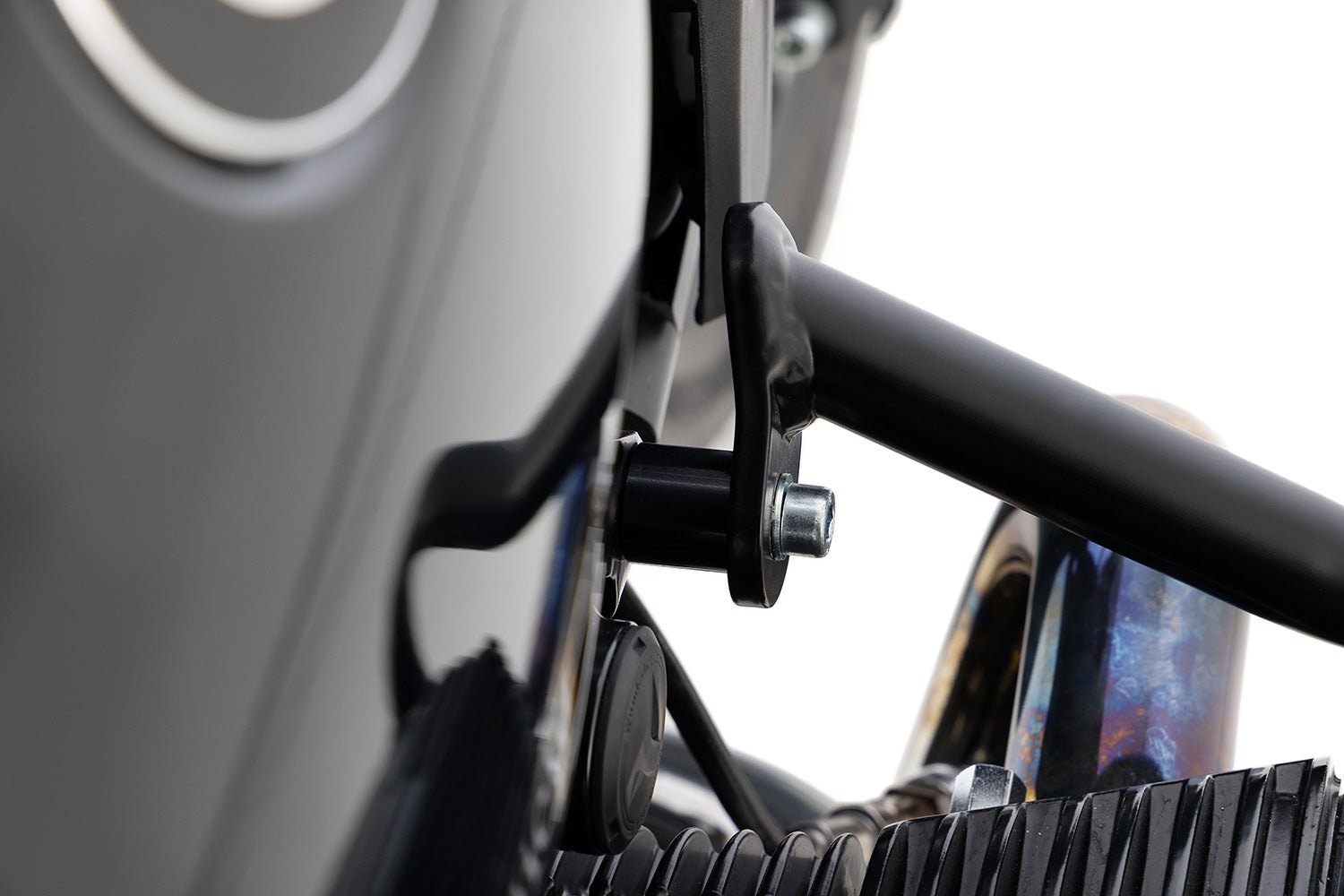 Enables the installation of engine protection bar with valve cover & cylinder protection guards