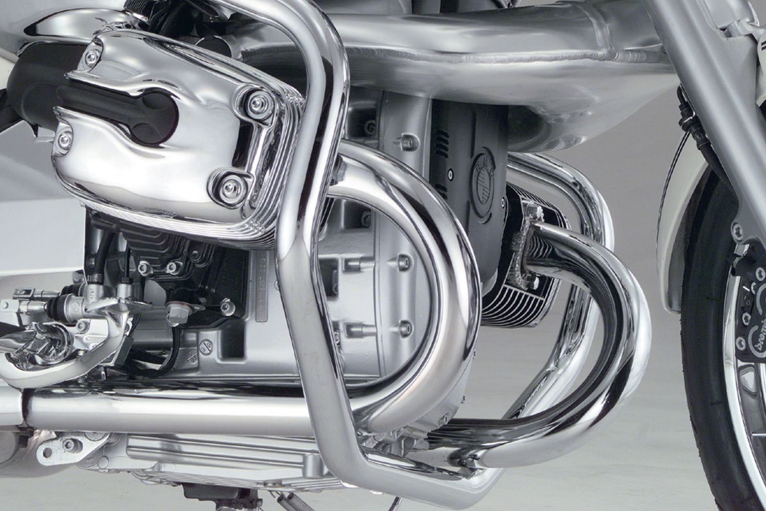 Classic Protection Bar for R850|1200C protects the bike against damage and to achieve more dynamic lines.
