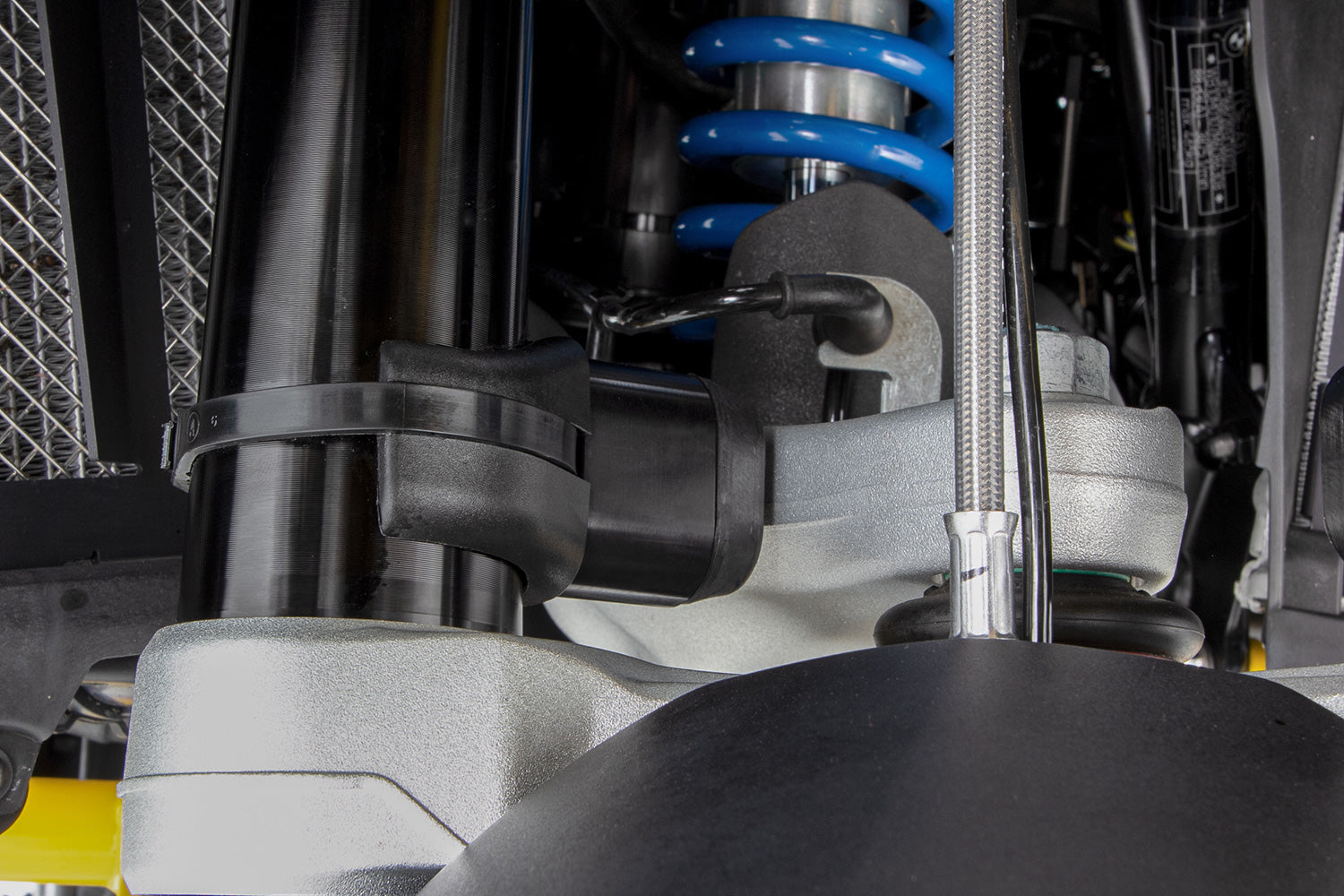 Limit and dampen the steering angle in the event of a fall, even before the standard steering stops are reached with full force