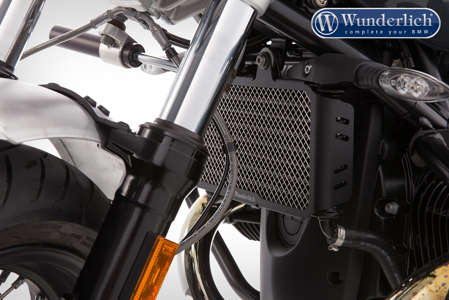 The oil cooler protection grille »EXTREME« for the BMW provides effective protection and ensures optimal long-term cooling air flow.